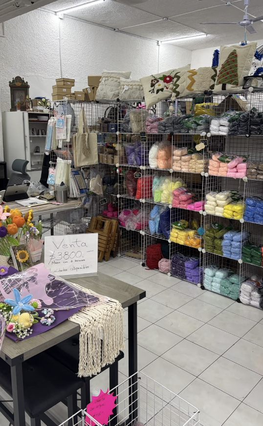 Estantes con estambres, hilazas y materiales de la tienda