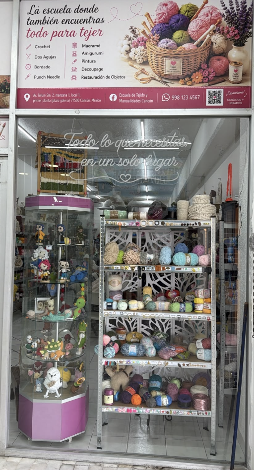 Entrada de la tienda con estambres y amigurumis